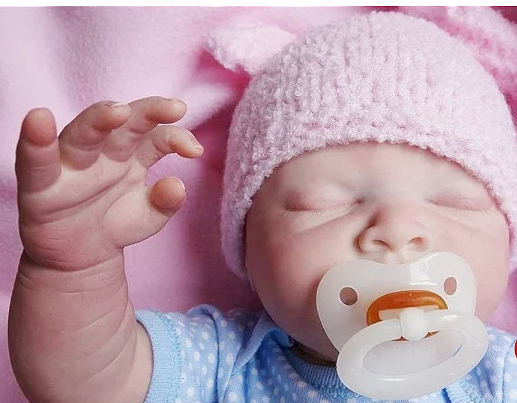 Bonecas Bebê Reborn: Por que vemos mulheres Adultas tratando bonecas como filhos de verdade?